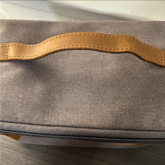 grey travel amenity/makeup bag with pockets - Picture 4 of 11